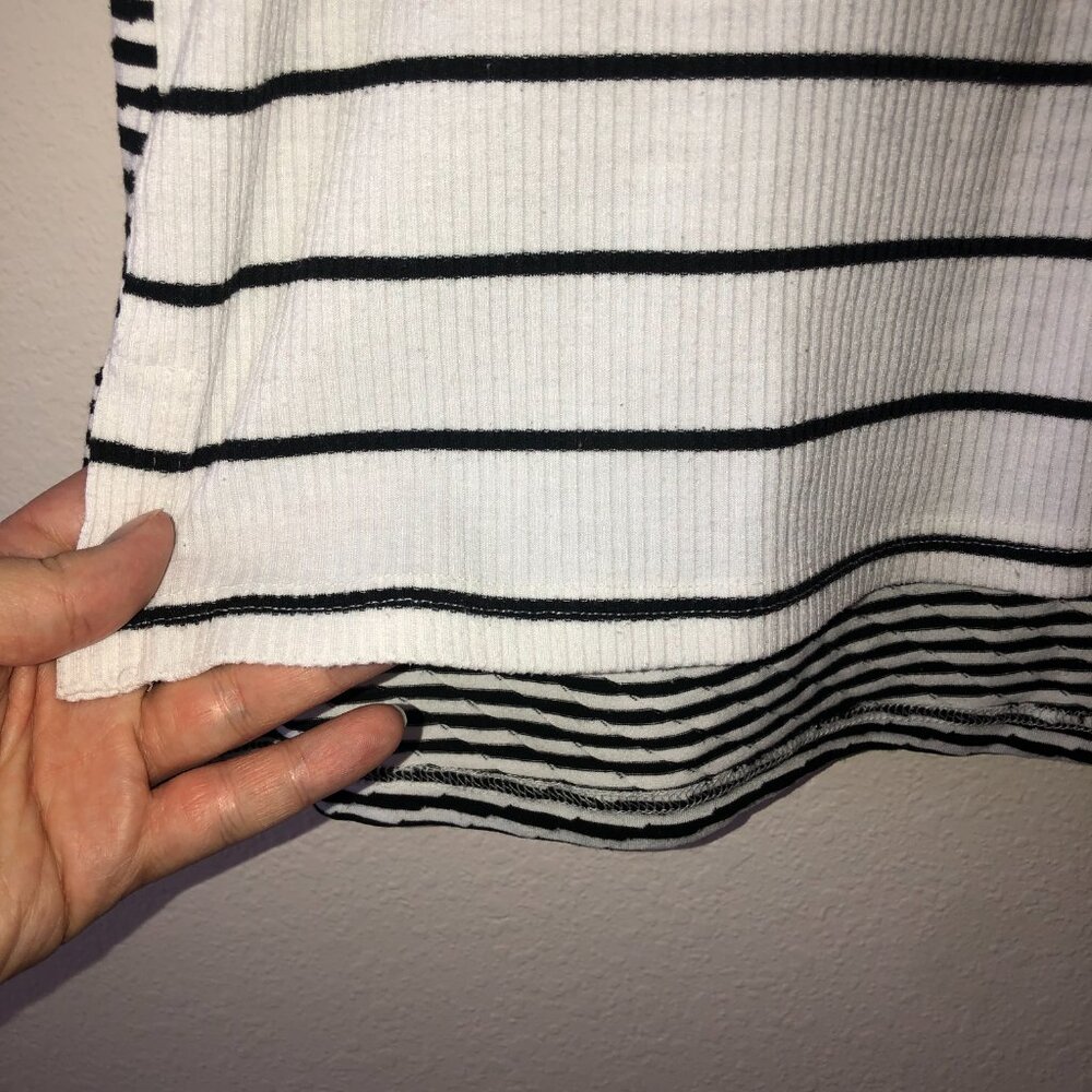 🌞 4/$20 Deal! Doe & Rae Tank Top White and Black Stripe Size Medium Shirt - Picture 2 of 3